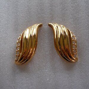 Avon - Undeniable Earrings CLIPS  430